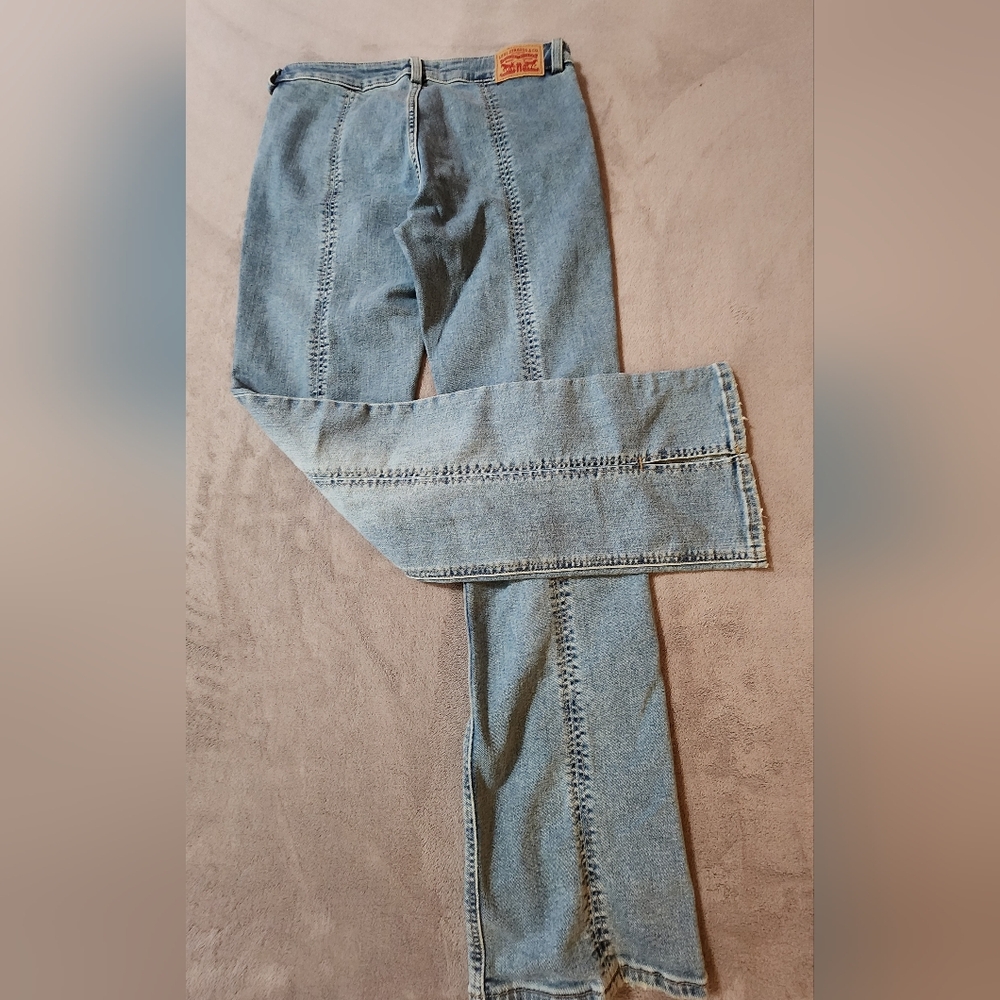 Levi's - Picture 4 of 12